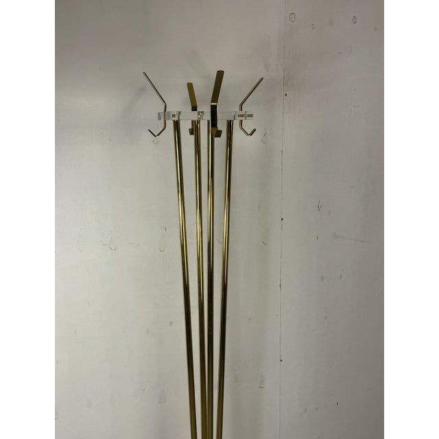 1970s Mid-Century Hollywood Regency Standing Acrylic and Brass Coat Stand, 1970s For Sale - Image 5 of 11