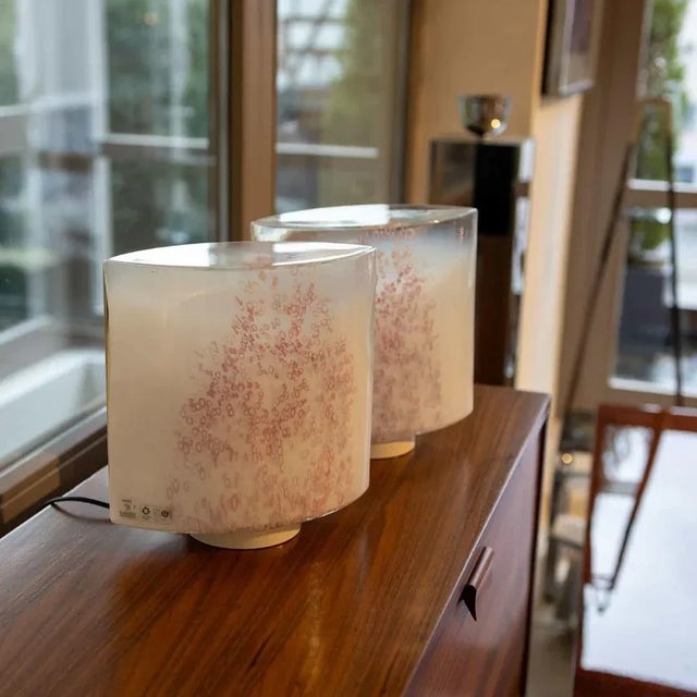 White Murano Table Lamps with Red Décor by Leucos, 1970s, Set of 2 For Sale - Image 7 of 7