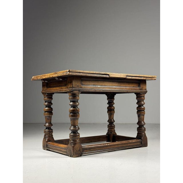 Beautiful original English table, ca. 1700. Extendable dining table / side table. Originating from England, ca. 1700. Made...