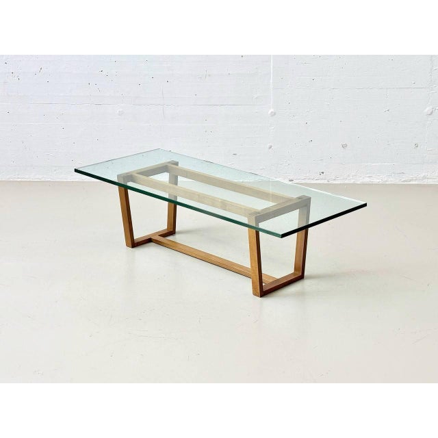 This coffee table from the 1970s impresses with its clean lines and combination of lightness and stability. The solid,...