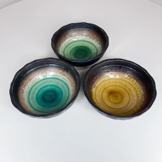 1960s 1960s Modern Japanese Small Enamel Bowls in Varied Colors Tripod Base - Set of 3 For Sale - Image 5 of 12
