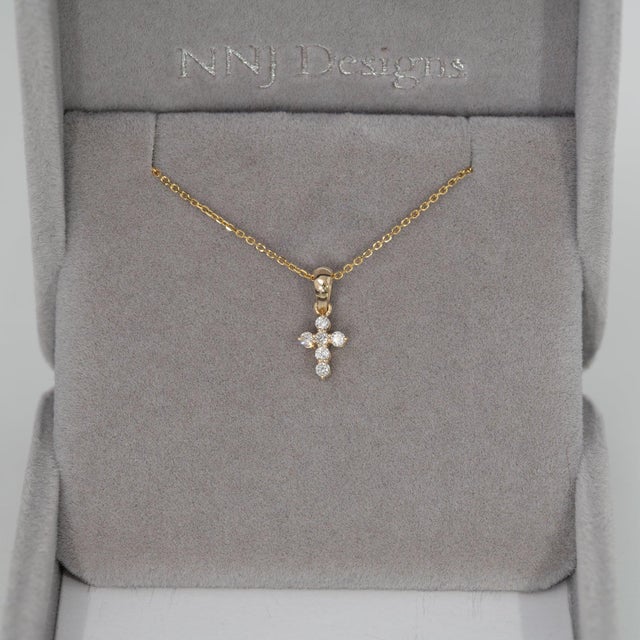 Modern Lab Grown Diamond Cluster Pendant in Solid 14k Gold - Fine Jewelry For Sale - Image 3 of 7