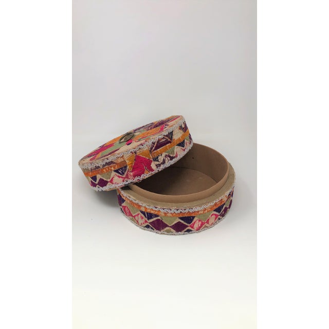 Indian Late 19th Century Round Fabric Indian Detailed Box For Sale - Image 3 of 3