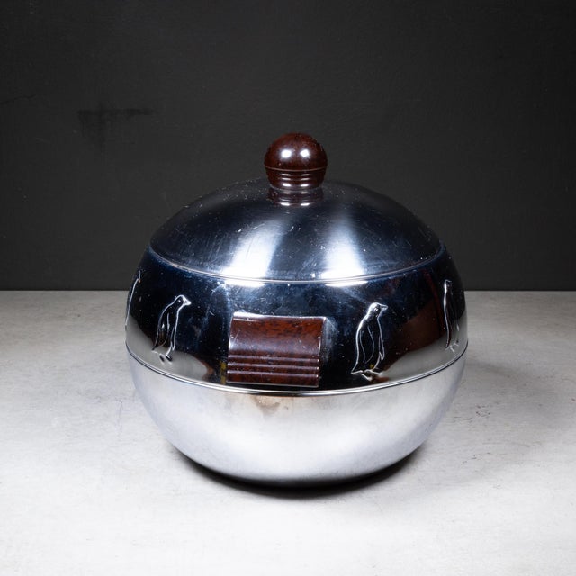 West Bend Mid-Century Penguin Ice Bucket With Bakelite Handles c.1960 For Sale - Image 4 of 9