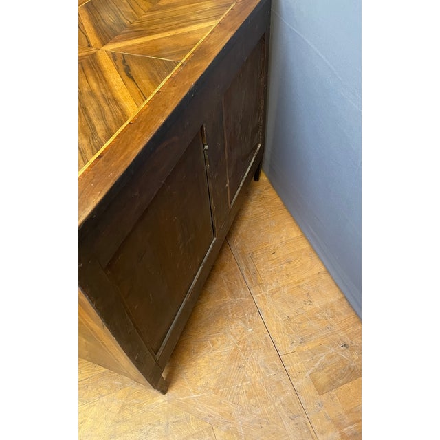 Louis XVI Commode with Central Projection, 1800s For Sale - Image 4 of 8