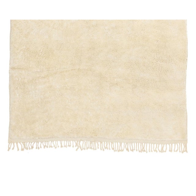 Nothing but softness: a pure ivory surface made to be felt as much as seen. A single, uninterrupted field of rich ivory...