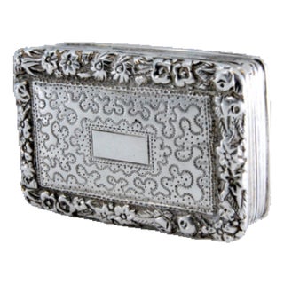 George IV Book-Shaped Silver and Gold Vinaigrette Box with Engravings and Friezes For Sale