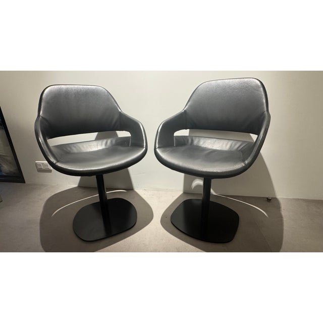 This pair of iconic armchairs is in very good condition. This piece has an attribution mark, I am sure that it is...
