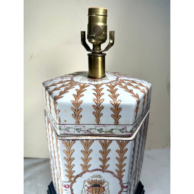 Antique White French Large Samson Chinese Export Style Porcelain Armorial Table Lamp For Sale - Image 8 of 10