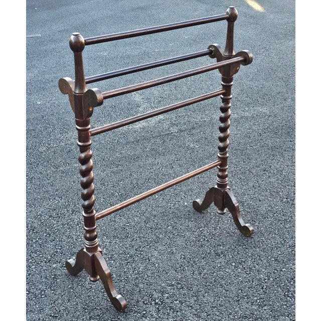 A Light weigh Victorian Mahogany Barley Twist Quilt Rack Measures 26" in width, 13.5" in depth, 34.5" in height.
