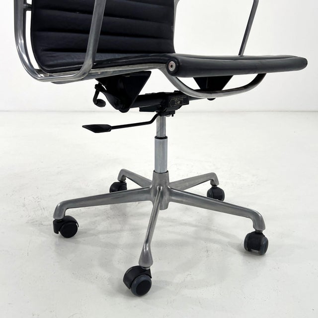 Textile EA119 Desk Chair in Leather by Charles & Ray Eames for ICF, 1970s For Sale - Image 7 of 11