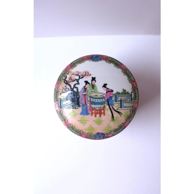 Chinoiserie Famille Rose Box With Birds Flora and Fauna For Sale - Image 10 of 12