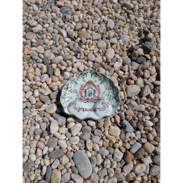 Late 19th Century Late 19th Century Edmé Samson Armorial Shell Dish – Hand-Painted Porcelain Catch-All Tray For Sale - Image 5 of 7