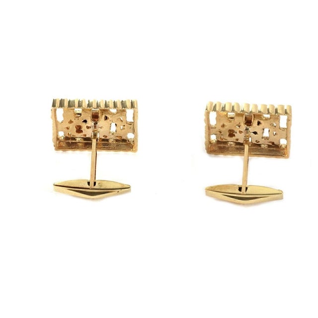 The Chai Textured Fancy 14k Yellow Gold Square Top Cufflinks are a luxurious and sophisticated accessory for men who...