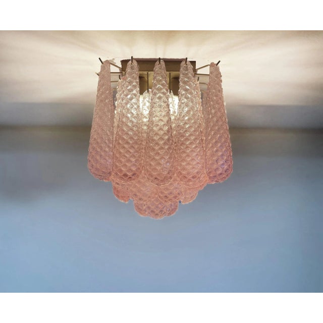 ORIGINAL MURANO GLASS AVAILABLE IN OTHER COLORS ELECTRICAL SYSTEM ADAPTED FOR US/AU/EU Spectacular ceiling chandelier with...