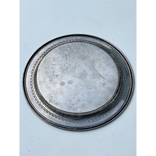 International Silver Mid 20th Century Hollywood Regency Wm. Rogers Etched Round Silverplate Tray - Model 170 For Sale - Image 4 of 5