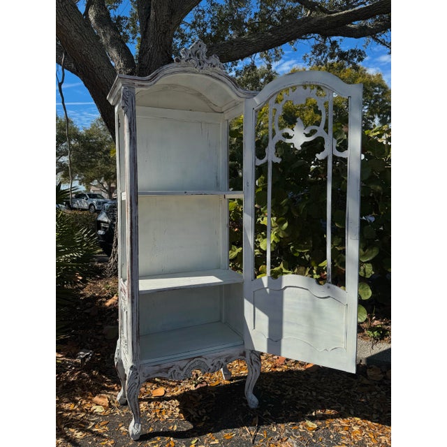Wood 1970s French Louis XV Style Distressed White Vitrine Display Cabinet For Sale - Image 7 of 9