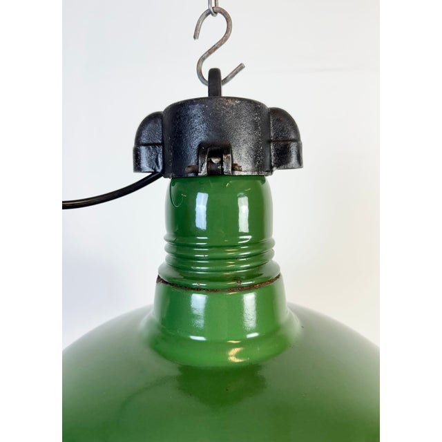 Mid-Century Modern Industrial Green Enamel Factory Pendant Lamp, 1960s For Sale - Image 3 of 18