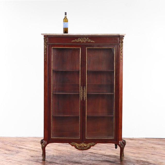 French A French Louis XV Revival (Belle Époque) Mahogany Marble Top Vitrine, C. 1910. For Sale - Image 3 of 6