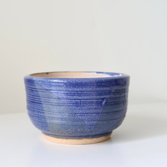 Cornflower Blue Signed Wabi Sabi Studio Pottery Bowl in Deep Periwinkle Blue Glaze & Wheel-Thrown Texture For Sale - Image 8 of 15