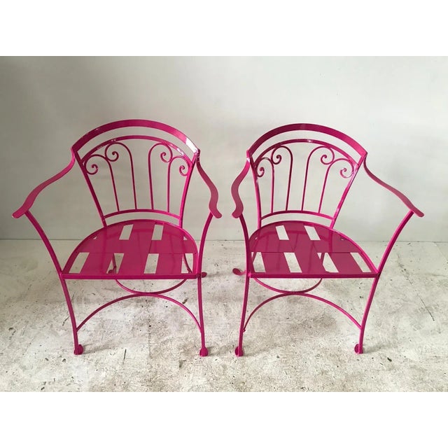 Elegant pair of Salterini wrought iron outdoor patio garden chairs powder-coated in passion pink color, circa 1950s.