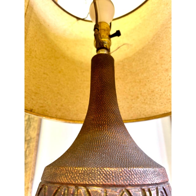 Oversized Mid-Century Brutalist Dimensional Glazed Pottery Table Lamp With Original Pebbled Shade. Attributed to Robert Maxwell For Sale In Boston - Image 6 of 7