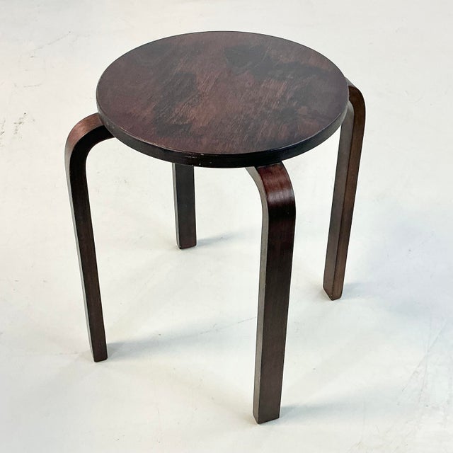 Burnt Umber 1980s Vintage Danish Modern “Dot” Tripod Bentwood Stool or Drinks Table After Arne Jacobsen. For Sale - Image 8 of 10