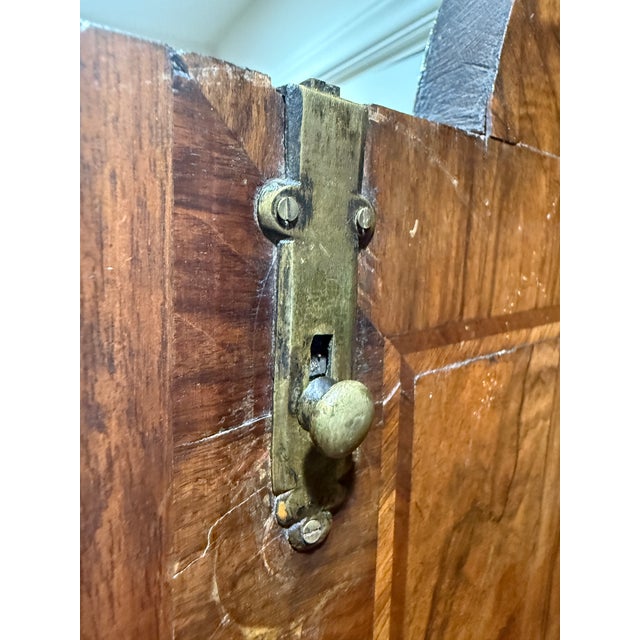 Early 18th Century English Queen Anne Walnut Cabinet on Chest, C. 1710 For Sale - Image 4 of 17