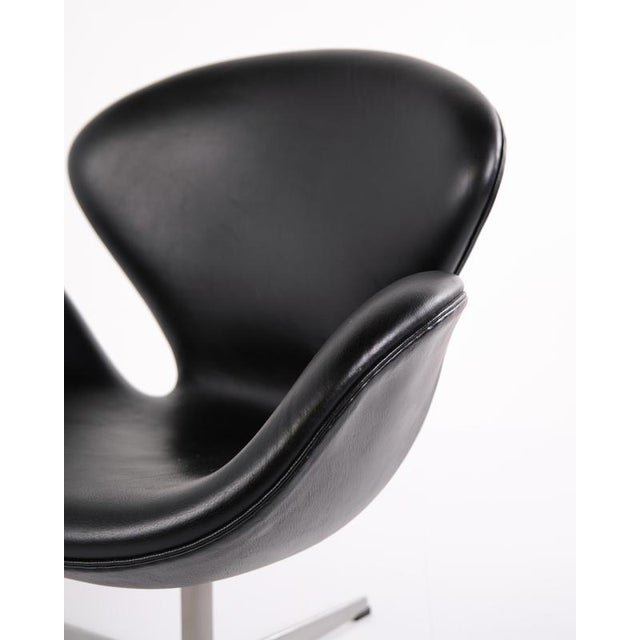 Animal Skin Swan Chair in Black Elegance Leather by Arne Jacobsen for Fritz Hansen, 2002 For Sale - Image 7 of 14