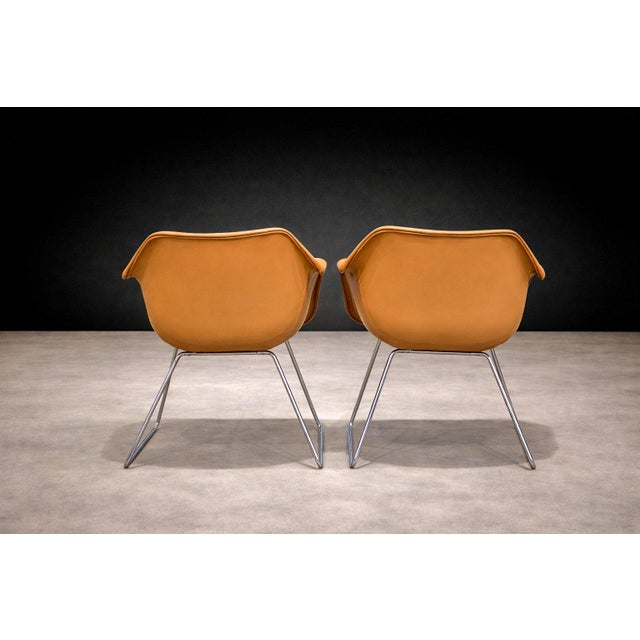 Metal Pair of “Hillie” armchairs, Robin Day for L’Atelier, 1960s - Lot 357 For Sale - Image 7 of 12
