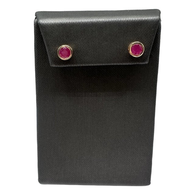 Designer Effy Ruby Studs in 18kt Rose Gold – 1.14ctw Round Rubies, Bezel Setting, A Pair For Sale