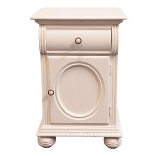 Lexington Furniture Off White Painted Traditional Victorian Style 18" Cabinet Nightstand 509-623 For Sale