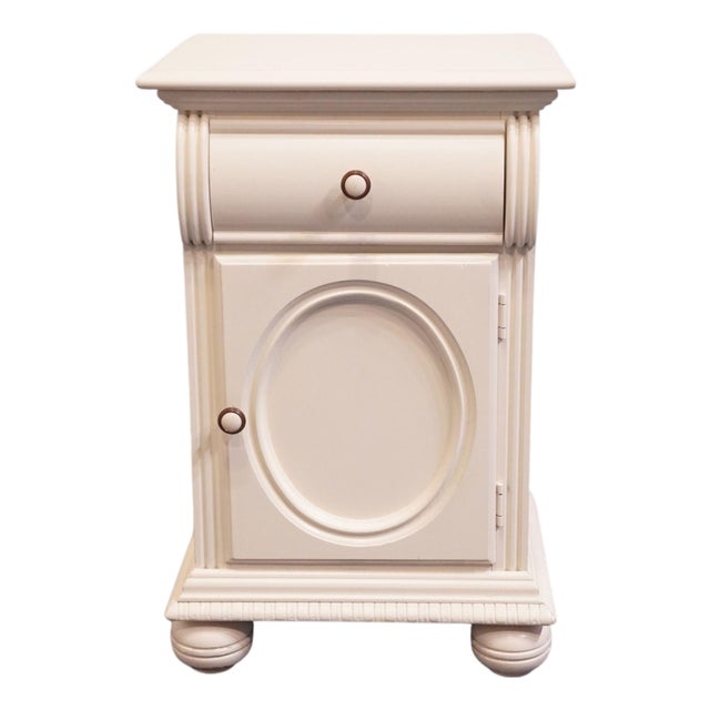 Lexington Furniture Off White Painted Traditional Victorian Style 18" Cabinet Nightstand 509-623 For Sale