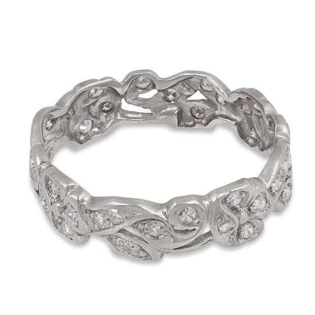 1930s Art Deco Diamond Floral Leaf Motif Platinum Wedding Band, Size 7.5 For Sale - Image 4 of 6