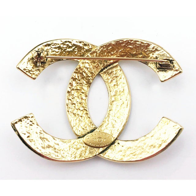 Chanel Chanel Vintage Gold Plated CC Large Brooch For Sale - Image 4 of 4