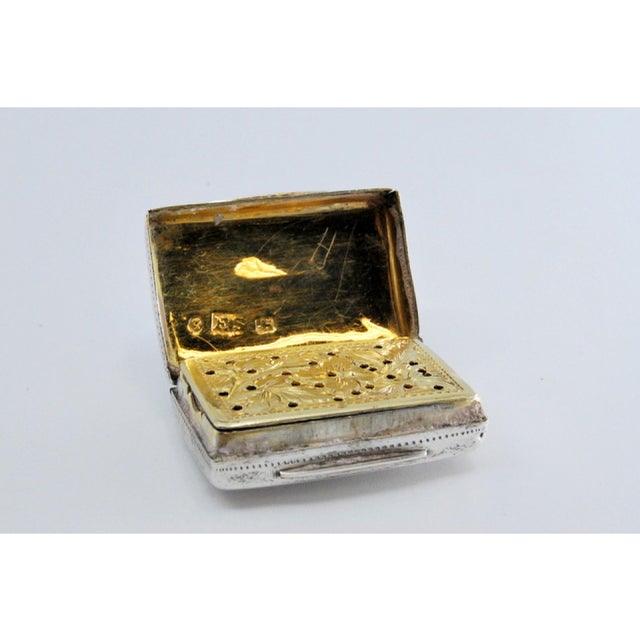 George IV Silver and Gold Vinaigrette Box with Engravings For Sale - Image 5 of 11