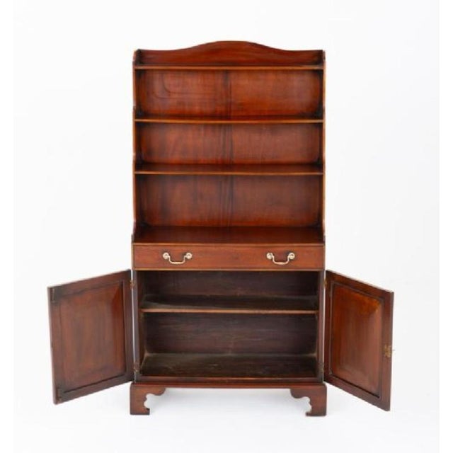Hollywood Regency Regency Revival Open Front Waterfall Bookcase in Mahogany, 1890s For Sale - Image 3 of 3