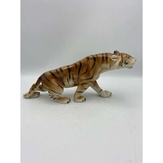 Tiger of Royal Dux (Czechoslovakia). Marked: see photos. Dimensions: 40 cm length in perfect condition. This piece has an...