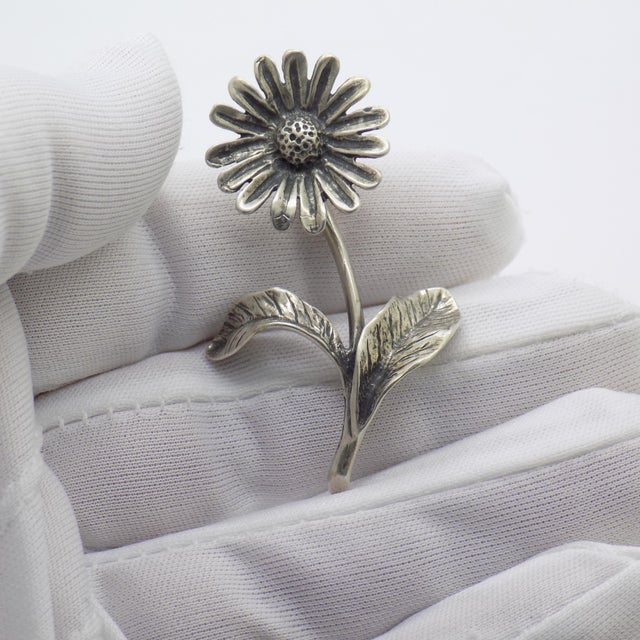 An adorable vintage miniature depicting a daisy, handmade in Arezzo between the 1970s and 1980s, showcasing the...