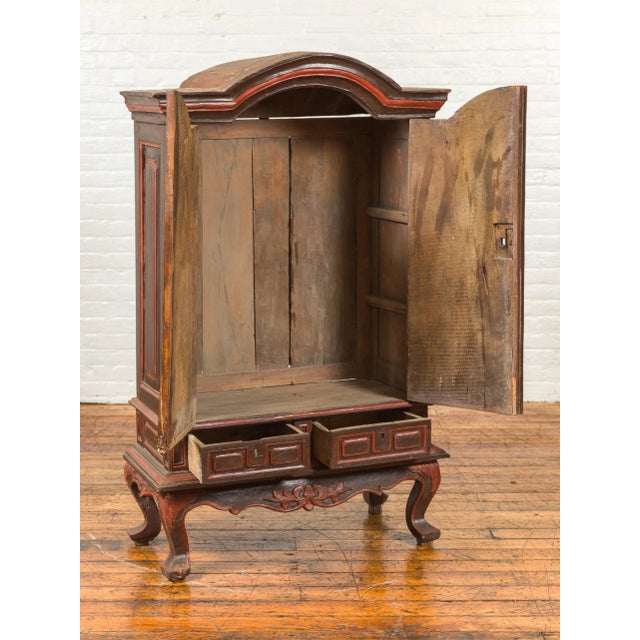 Dutch Colonial Late 19th Century Bonnet Top Cabinet with Carved Doors and Apron For Sale In New York - Image 6 of 13