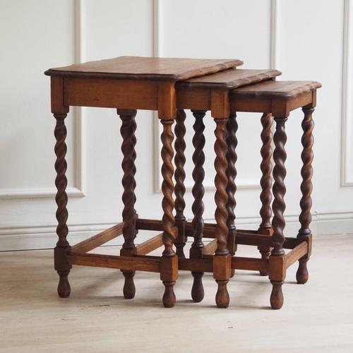 Brown Antique Baroque Style Nesting Tables with Turned Legs, 1920, Set of 3 For Sale - Image 8 of 11