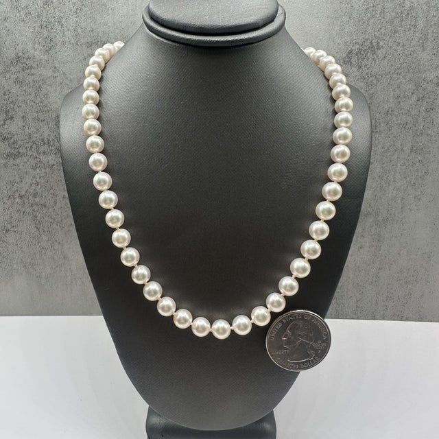 Contemporary Akoya Cultured Pearl Strand in 14kt Yellow Gold – 6.5–7mm, 18in, Pre-Loved For Sale - Image 3 of 4