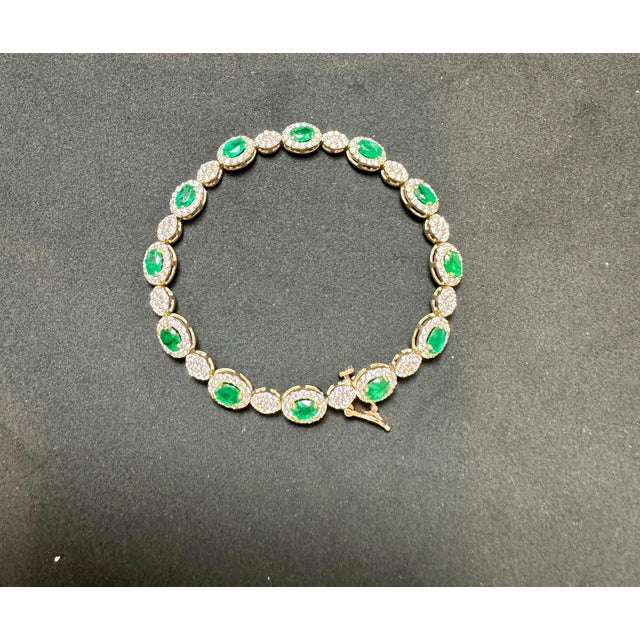 8 ct Natural Brazilian Emerald & 4.5 Ct Diamond Tennis Bracelet 14 Karat Gold For Sale - Image 9 of 18
