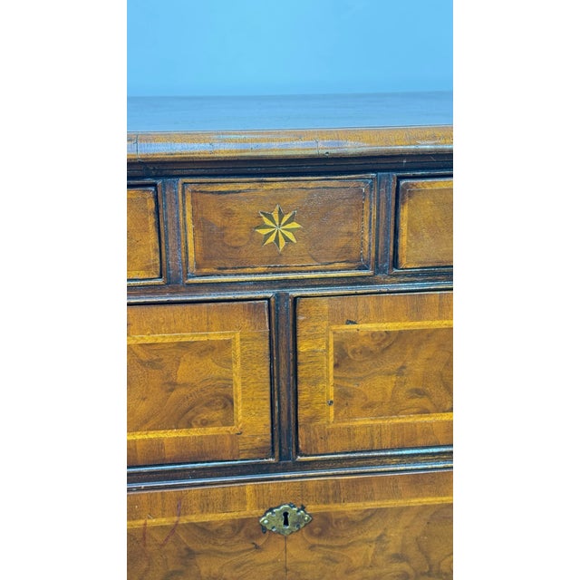 Antique English George III Burl Walnut Chest of Drawers With Inlaid Concave Sunburst - Nautica Star and Two Secret Drawer For Sale In New York - Image 6 of 9