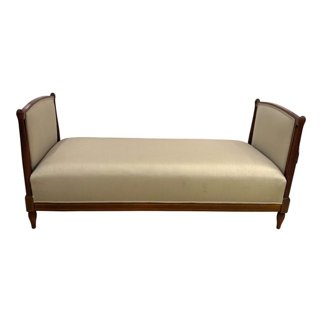 A fine Art Deco daybed. Mahogany with fluted leg details and fruitwood inlay details around the base.
