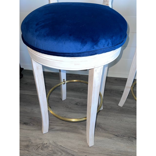1980s Set of 3 Venetian Grotto Style Carved Shell-Back Counter Stools – Newly Upholstered For Sale - Image 5 of 9