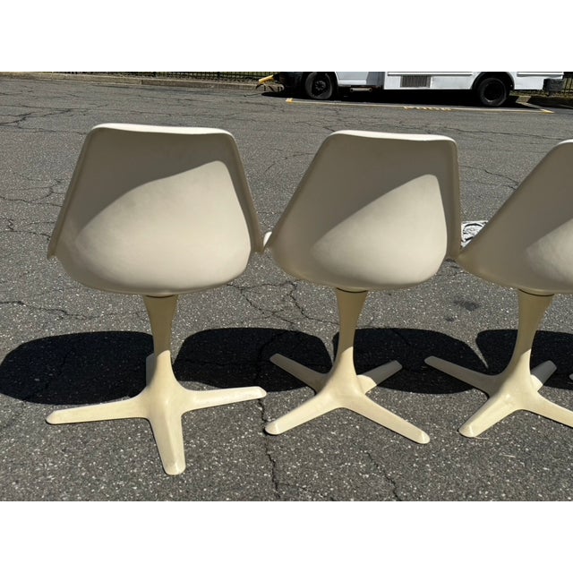 White 1960s Burke Tulip Round White Dining Table W/ 4 Chairs & Cushions For Sale - Image 8 of 17