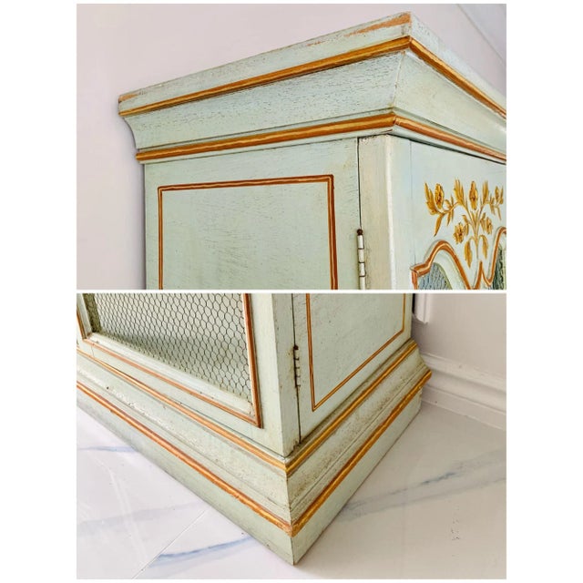 Vintage C. 1940s Italian Florentine Hand-Decorated Celadon China Cabinet With Gold Floral Detail & Chicken Wire Doors For Sale - Image 10 of 13