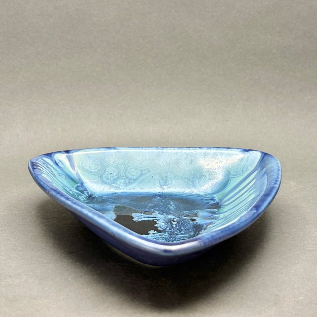 Ceramic Vintage Edgecomb Potters Maine Blue Crystalline Glaze Triangular Art Pottery Bowl Catchall For Sale - Image 7 of 10
