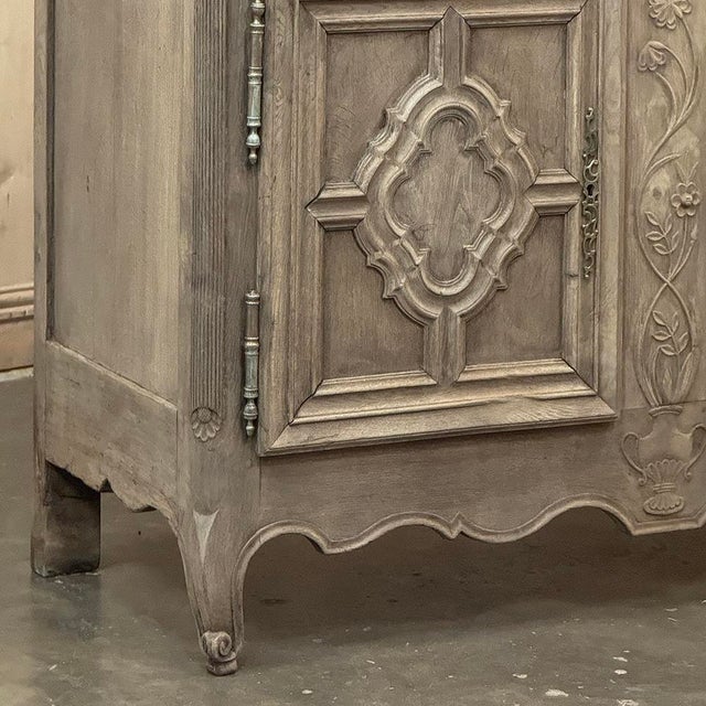 Late 18th Century 18th Century Country French Louis XIII Buffet in Stripped Oak For Sale - Image 5 of 18